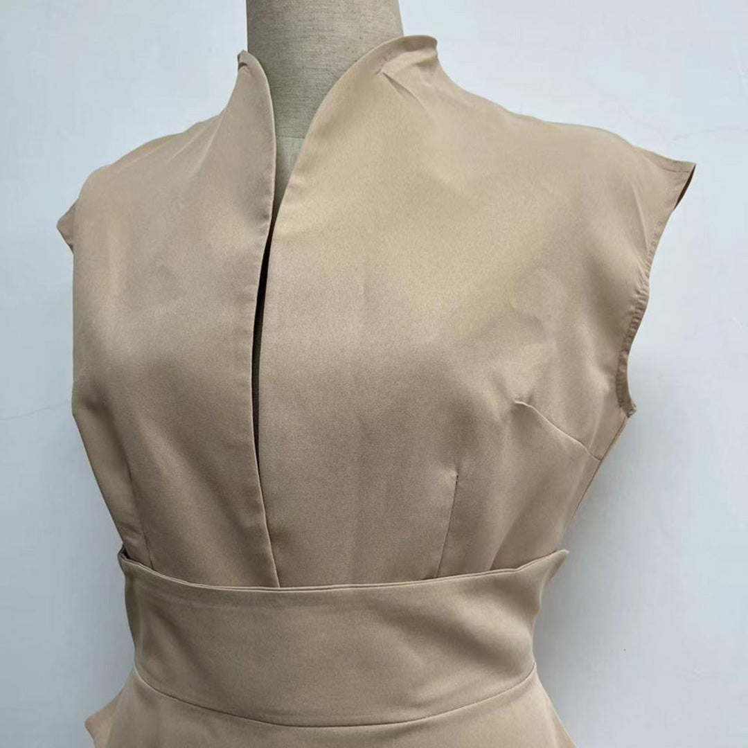 Dámský jumpsuit s V-výstřihem a nastavitelným páskem