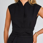 Dámský jumpsuit s V-výstřihem a nastavitelným páskem