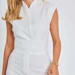 Dámský jumpsuit s V-výstřihem a nastavitelným páskem